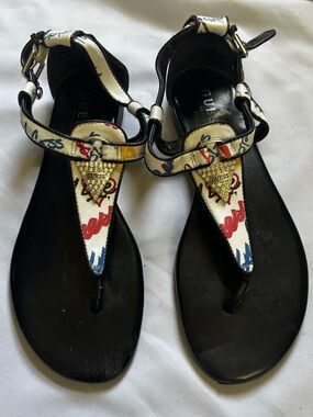 Guess Women’s Gladiator Sandals in Multi Graffiti Print Sz 8.5